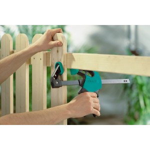 Wolfcraft Einhandzwinge EHZ Easy 75-500 im Einsatz beim Fixieren eines Holzzauns.