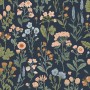 Dunkelblaue Vliestapete mit detailreichem Muster aus pfirsichfarbenen, hellblauen Feldblumen und grünen Blättern. Dekorative Wand.