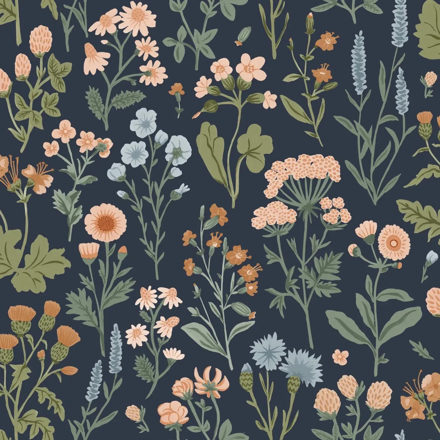 Dunkelblaue Vliestapete mit detailreichem Muster aus pfirsichfarbenen, hellblauen Feldblumen und grünen Blättern. Dekorative Wand.