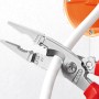 Knipex Elektro-Installationszange 200mm beim Abisolieren eines Kabels vor einer Unterputzdose.