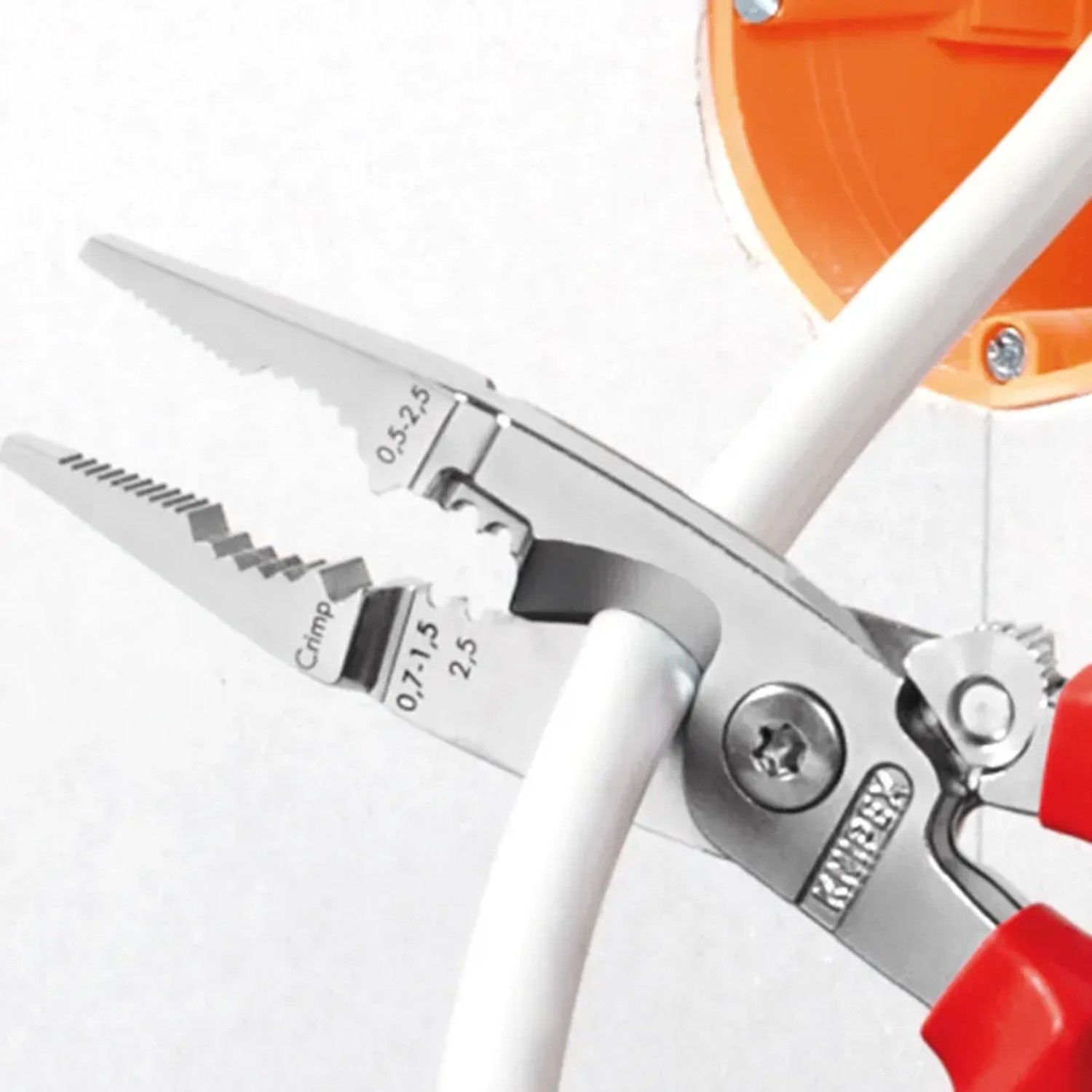Knipex Elektro-Installationszange 200mm beim Abisolieren eines Kabels vor einer Unterputzdose.