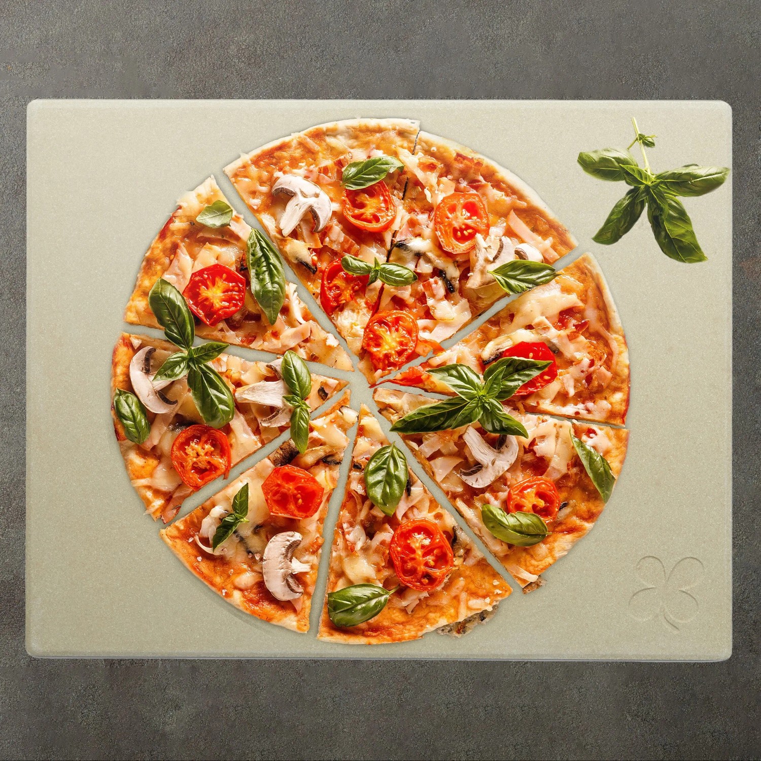 Knusprige Pizza mit Tomaten, Pilzen & Basilikum auf beigem Cordierit Pizzastein. Ideal für Ofen & Grill.