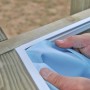 Detailaufnahme: Montage des blauen PVC-Liners im Gre Echtholzpool City.