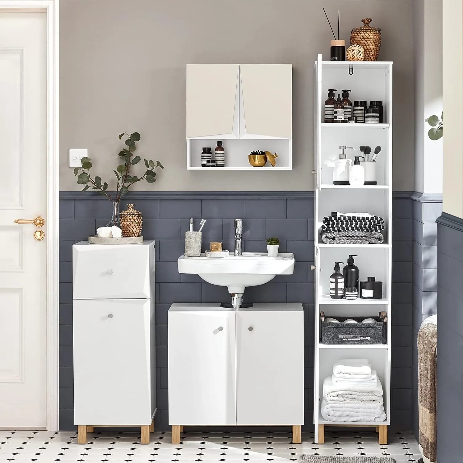 Weißes SoBuy Badmöbel-Set: Hochschrank, Waschbeckenunterschrank und Hängeschrank für Badezimmer.