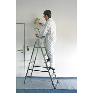 Mann streicht Wand stehend auf Krause Stufen Stehleiter Corda mit 6 Stufen.