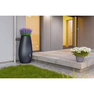 Garantia Triagon 2in1 Regentonne in Grau mit Bepflanzung und Wasserhahn vor Hauswand.
