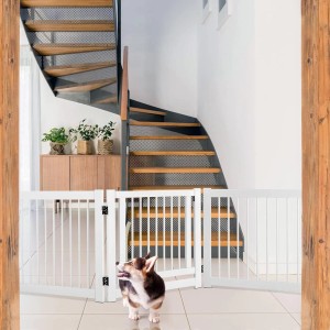 Weißes 3-teiliges Hundegitter aus Kiefernholz vor Treppe. Faltbares Absperrgitter für Hunde.