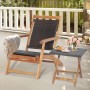 Klappbare Rattan Sonnenliege mit ausziehbarer Fußstütze und Beistelltisch aus Akazienholz für Outdoor.