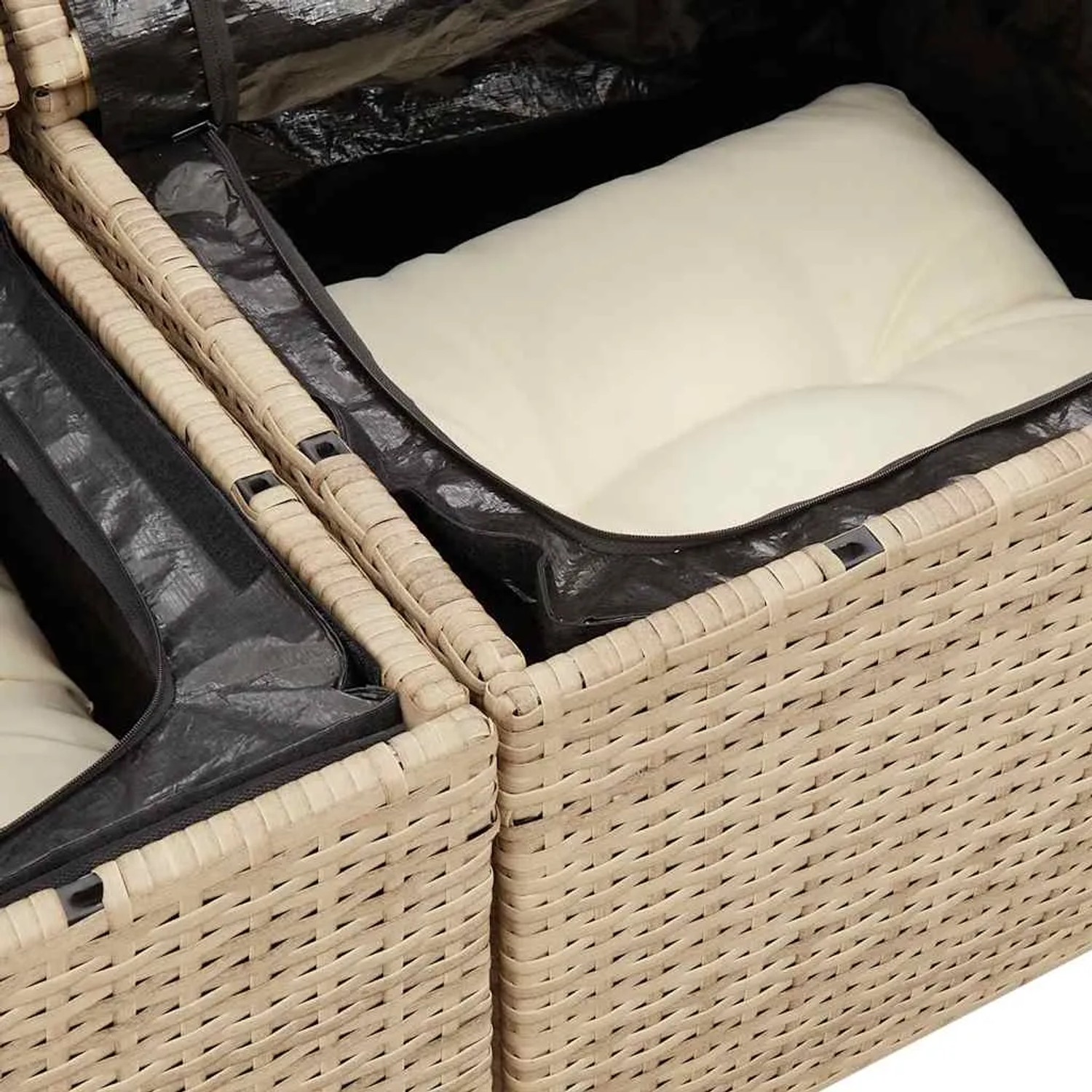 Detailansicht: Beige vidaXL Garten-Sofagarnitur aus Rattan mit Kissen und wasserfestem Stauraum.