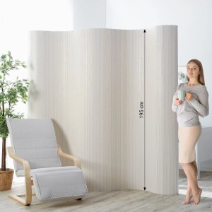 Weißer Bambus Raumteiler, 200x250 cm, wellenförmig, in modernem Wohnzimmer. Flexibler Paravent für Privatsphäre.