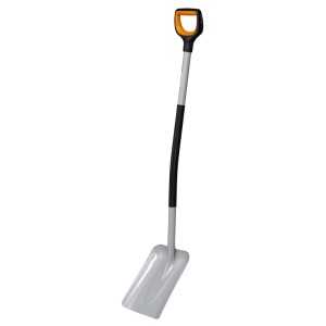 Fiskars Xact Schaufel zum Anheben von Erde, Sand und Schnee mit D-Griff und ergonomischem Design.