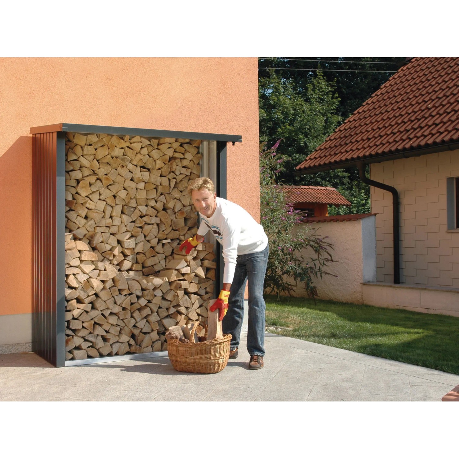Biohort Kaminholzregal WoodStock 150 in Quarzgrau-Metallic mit Holz und Person.