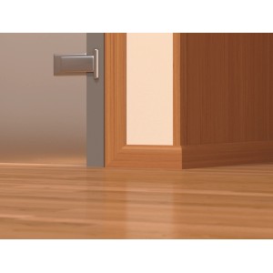 Weiße Kunststoff Winkelleiste (20x20 mm) als Bodenabschluss an einer Tür gezeigt.