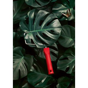 Schöner Wohnen Trendfarbe Jungle, matte Wandfarbe mit Farbroller und tropischen Blättern.