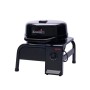 Schwarzer, mobiler Char-Broil Elektrogrill Patio Bistro Cube E mit Deckel und Temperaturregler.