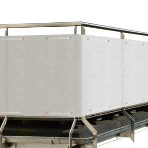 Weiße Sol Royal Balkonumspannung HB2 aus Polyethylen, 90x500cm, am Balkongeländer befestigt.