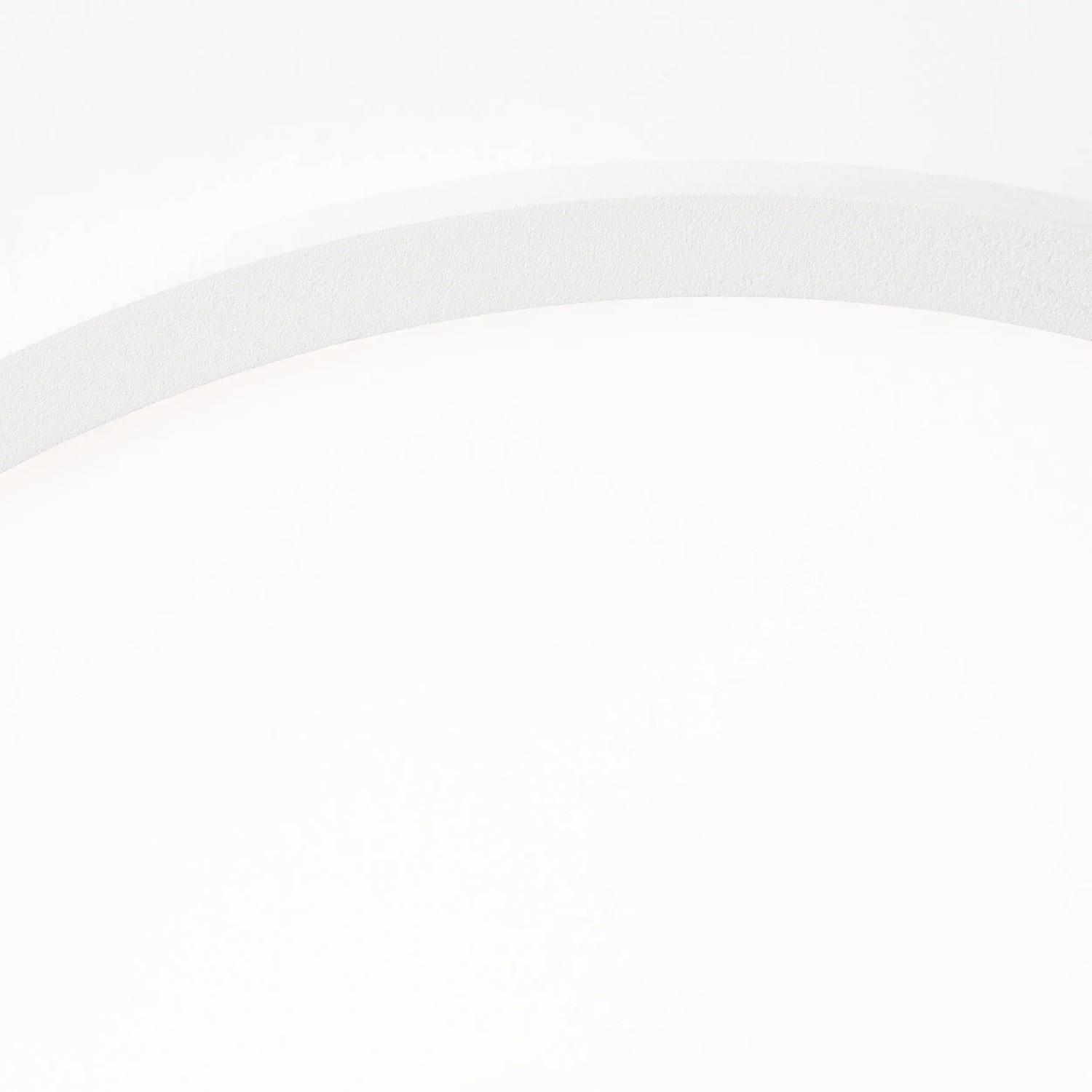 Detailaufnahme: Rundes, weißes LED-Panel Buffi für Deckenmontage, kaltweißes Licht.