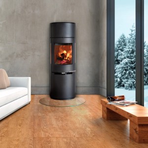 Schwarzer Aduro Kaminofen 9.7 mit Tronic, 6 kW, Stahl, Energieeffizienzklasse A+ im Wohnraum.