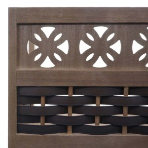 Detail des dunkelbraunen MCW Regals: Holzrahmen mit dekorativen Aussparungen und Polyrattan-Geflecht.