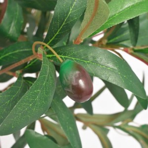 Detailaufnahme: Künstlicher Lorbeerbaum, 120 cm, grüne Blätter und rote Früchte.