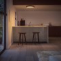 Schwarze Philips Hue Aurelle LED-Panelleuchte (Ø 39,5 cm) in einer Küche.