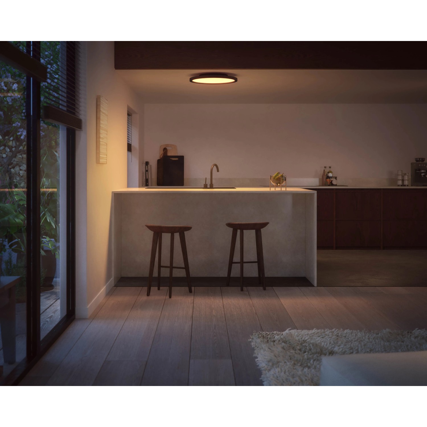 Schwarze Philips Hue Aurelle LED-Panelleuchte (Ø 39,5 cm) in einer Küche.