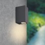 Moderne, schwarze LED-Außenwandleuchte LP1268B1 mit GU10 Fassung, montiert an einer grauen Wand.