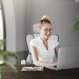 Frau sitzt auf hellgrauem, ergonomischem ML-Design Bürostuhl vor Laptop.