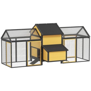 Großer gelber Hühnerstall aus Holz mit schwarzem Dach, Nistkasten und zwei Drahtgitter-Laufställen für Geflügel.