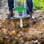 Lux Akku-Bodenhacke A-BH-2x20/28 im Einsatz beim Auflockern von Erde im Garten.