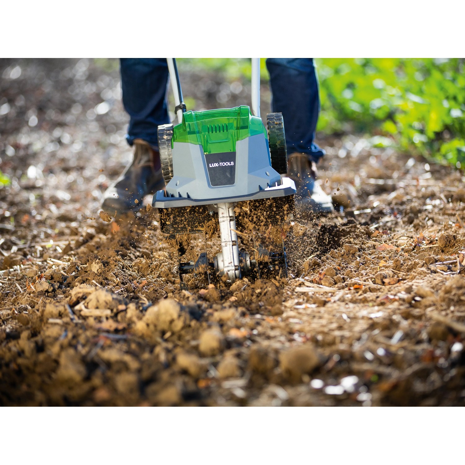 Lux Akku-Bodenhacke A-BH-2x20/28 im Einsatz beim Auflockern von Erde im Garten.