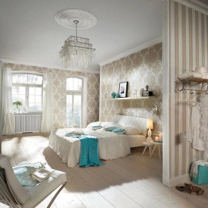 Schlafzimmer mit Barock Vliestapete in Silber Beige. Elegante Ornament Tapete für Wohnzimmer.