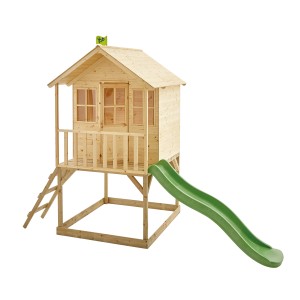Holz-Spielhaus Wald mit Rutsche: Naturfarbenes Stelzenhaus mit Leiter und grüner Rutsche für Kinder.