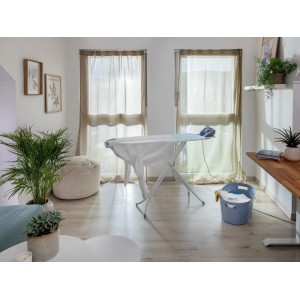 Leifheit Bügeltisch Classic M Basic mit floralem Bezug und Bügeleisenablage in modernem Wohnzimmer.