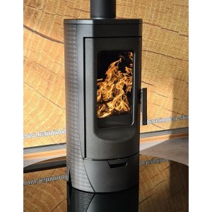 Plamen Gusskaminofen Tara, raumluftunabhängig, 6kW. Kompakter Kaminofen mit Sichtscheibe und Flammen.