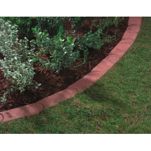 Rote Mähkante "Mini" aus Beton als Rasenkante und Beetbegrenzung im Garten.