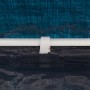Nahaufnahme eines blauen Pavillon Seitenteils aus PE-Folie, mit weißem Klettverschluss am Gestänge befestigt. Wind- & Sichtschutz.