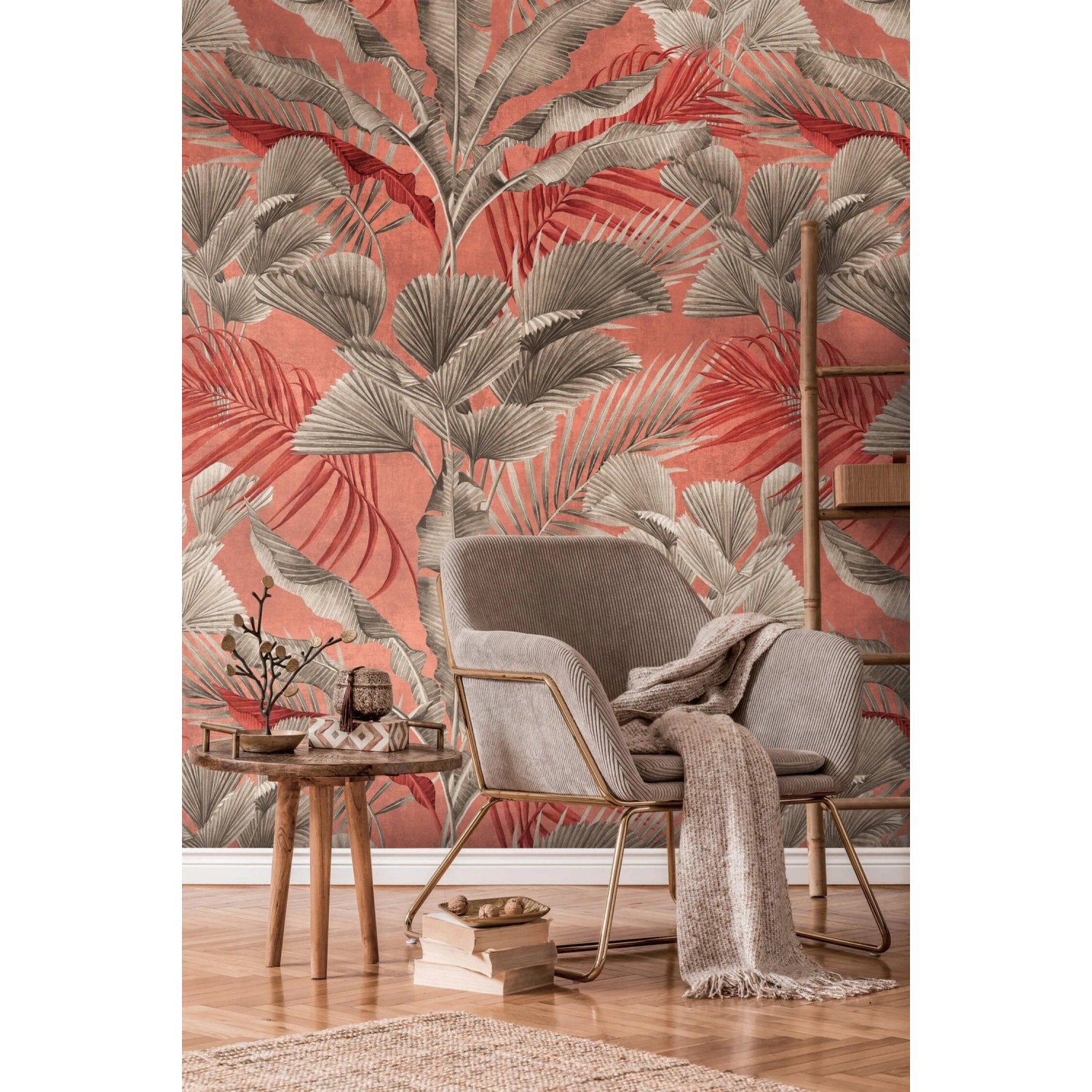 Fototapete Dschungelmotiv in Rosa, Lachsrot und Beige-Grau mit Sessel im Wohnraum.
