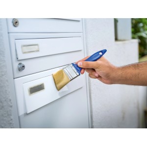 Hand lackiert Briefkasten mit LUX Flachpinsel Lack 70mm. Blauer Griff, helle Borsten.