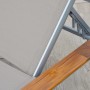 Detailansicht der Merxx Sonnenliege Naxos: Textilbespannung, Aluminiumgestell und Armlehne aus Akazienholz.