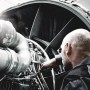 Mann arbeitet mit Wera Schraubendreher an einer Turbine. Schraubendreher-Set für Profis.