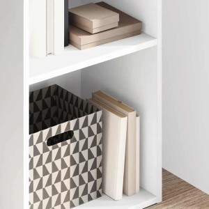Weißes vidaXL Bücherregal aus Holzwerkstoff mit Büchern und Boxen in offenen Fächern. Vielseitiger Stauraum.
