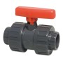 Dunkelgrauer PVC-U Kugelhahn 20mm mit rotem Griff und Muffenanschluss für Rohrleitungen.