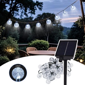 Salcar Solar LED Lichterkette 10M mit 40 kaltweißen Kristallkugeln beleuchtet Terrasse im Dunkeln. Inkl. Solarpanel.