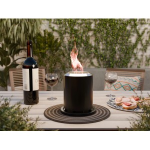 Anthrazit Tischfeuerschale Luras (Ø 22 cm) auf Tisch mit Wein und Snacks für gemütliche Atmosphäre.