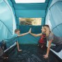 Innenansicht: Pavillo Family Ground 4 Zelt (4 Personen) mit Mutter und Kind beim High-Five.