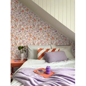 ESTAhome Vliestapete mit Blumenmuster in Lila und Orange im Schlafzimmer.