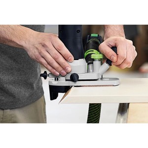 Festool Akku-Kantenfräse MFKC700KA-EB-Basic fräst präzise eine Holzkante. Vielseitiges Handwerkzeug für Bündigfräsen.