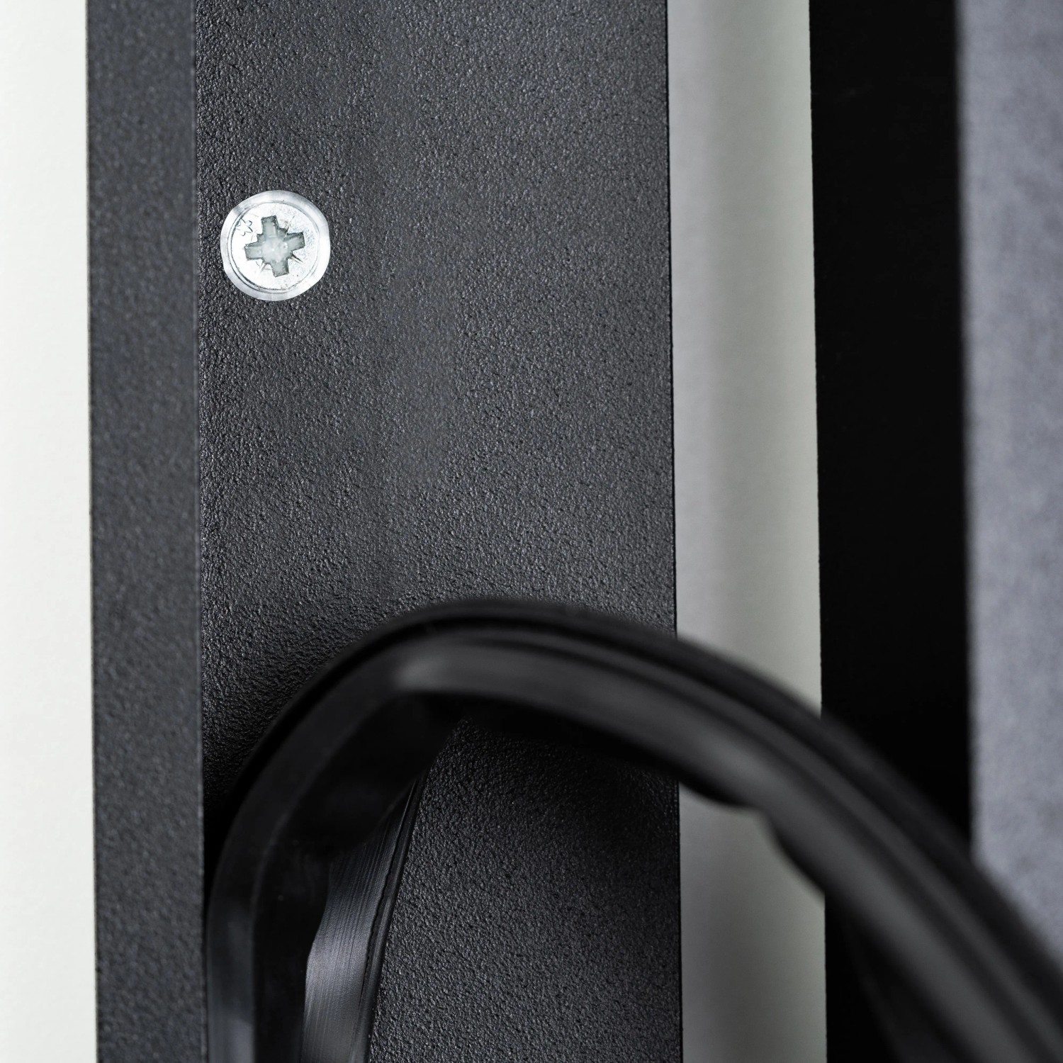 Detailaufnahme: Schwarze Loft+Mehr Drehtür mit Griff und Blockzarge.