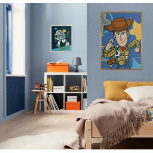 Komar Disney Toy Story Wandbild mit Woody, 40x50 cm, blaue Kinderzimmer Deko.